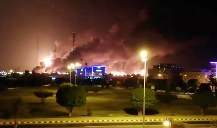 عاجل : الحوثيون يمطرون سماء المملكة بـ 14طائرة مسيرة و 8 صواريخ باليستية ومواقع ومطارات عسكرية ومناطق حساسة داخل العمق السعودي تتعرض للقصف