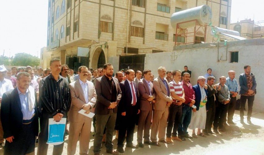 وقفة احتجاجية لشركة النفط اليمنية امام مبنى الامم المتحدة بصنعاء