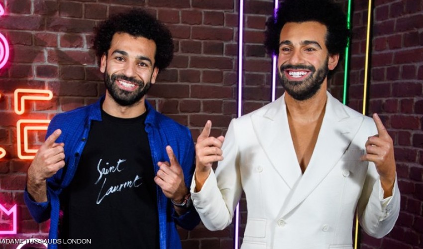 محمد صلاح يكشف النقاب عن تمثال الشمع الخاص به في متحف "مدام توسو"بلندن (صور)