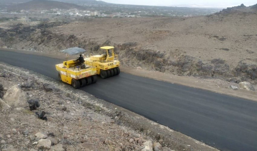 استكمال سفلتة طريق بني مؤنس الغيل والدرواني يؤكد سننفذ مشاريع بـ 2 مليار في مختلف مديريات محافظات صنعاء