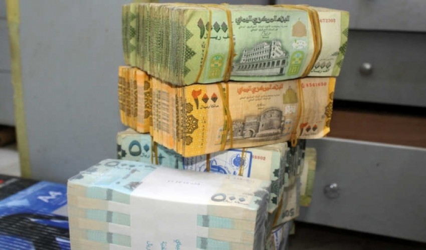 بالتزامن مع وصول حاويات جديدة من العملة المطبوعة حديثاً الدولار يعانق الـ 1070 ريالا والسعودي يتخطى حاجز الـ 280 ريال في عدن