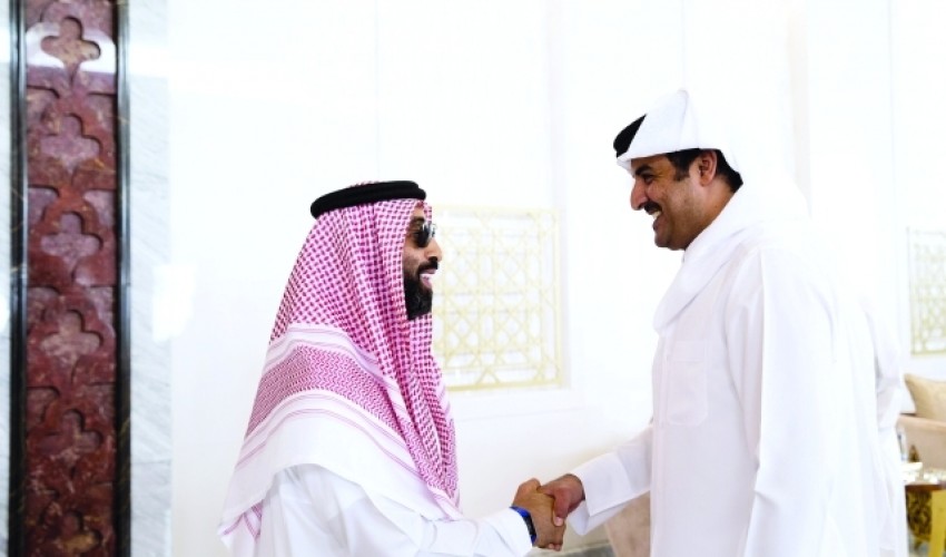 بعد تركيا ... امير دولة قطر يستقبل وفدا اماراتيا رفيع المستوى في الدوحة ( صور)