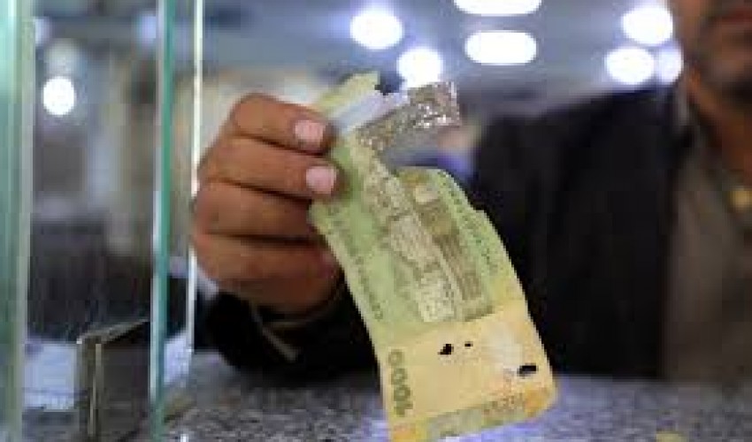 تغيرات كبيرة في أسعار صرف العملات الأجنبية في مناطق الشرعية وعمولة التحويل بين صنعاء وعدن تتجاوز قيمة الحوالة ذاتها