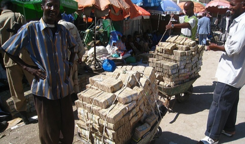 على خُطى موزمبيق .. الريال اليمني يمشي بثبات نحو الهاوية في ظل فشل  البنك واخفاقات الحكومة